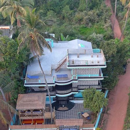 Tropical Wave Hostel Morjim Goa Exteriör bild