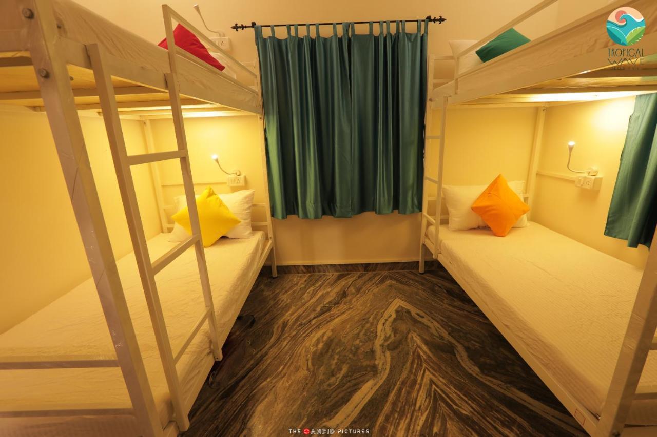 Tropical Wave Hostel Morjim Goa Exteriör bild
