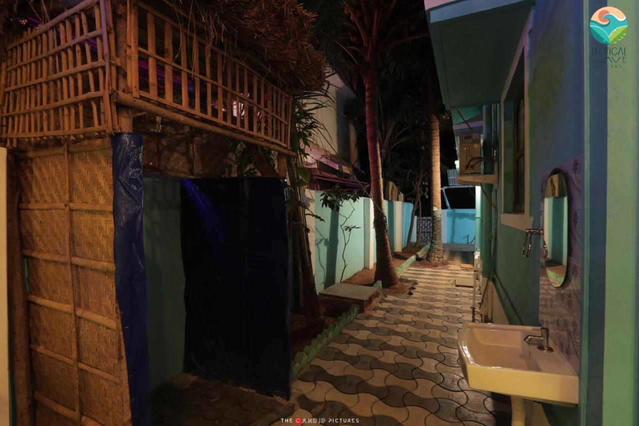 Tropical Wave Hostel Morjim Goa Exteriör bild