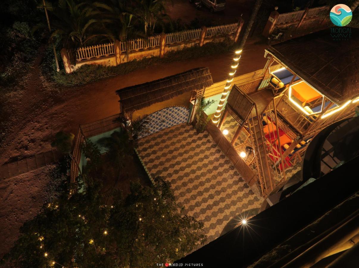 Tropical Wave Hostel Morjim Goa Exteriör bild