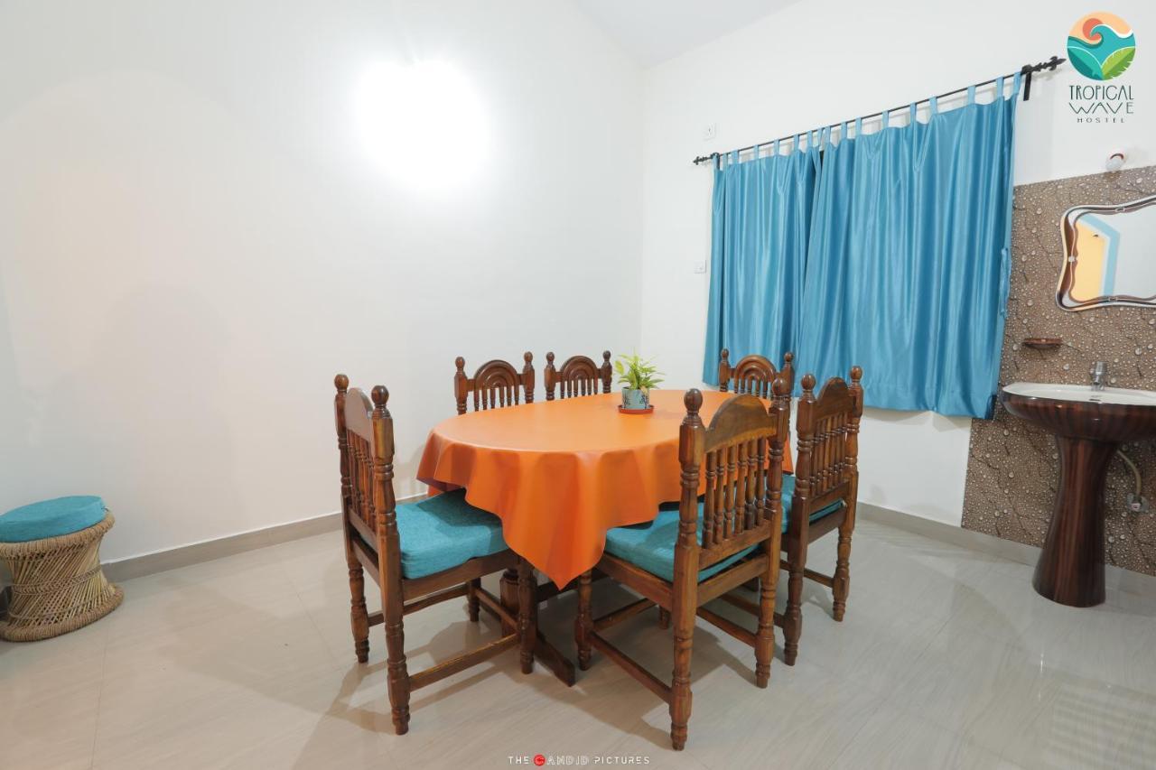 Tropical Wave Hostel Morjim Goa Exteriör bild