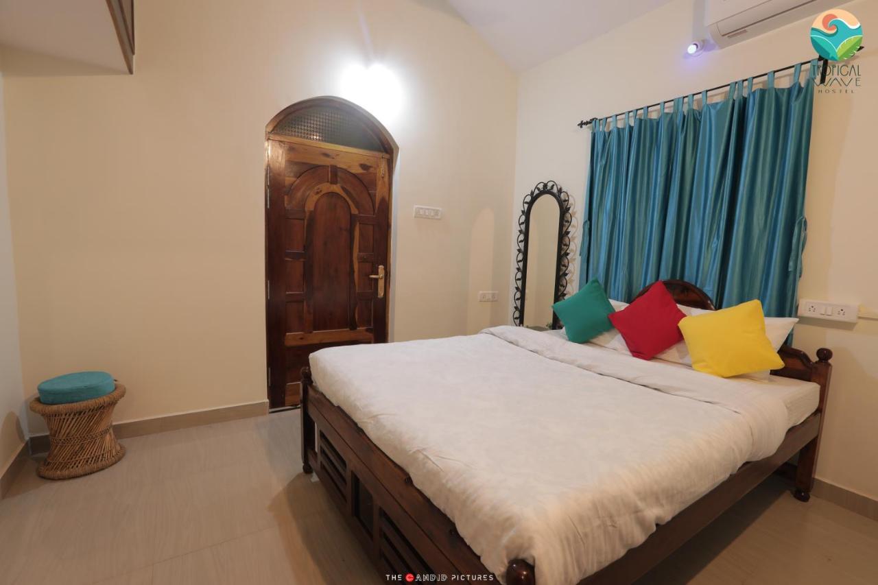 Tropical Wave Hostel Morjim Goa Exteriör bild