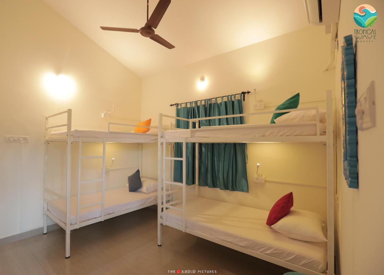 Tropical Wave Hostel Morjim Goa Exteriör bild