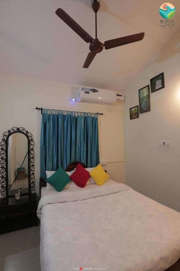 Tropical Wave Hostel Morjim Goa Exteriör bild