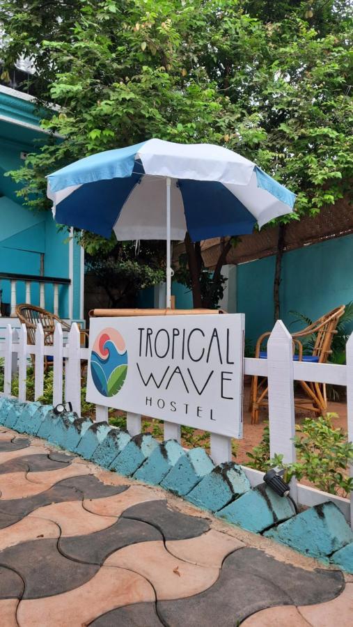 Tropical Wave Hostel Morjim Goa Exteriör bild