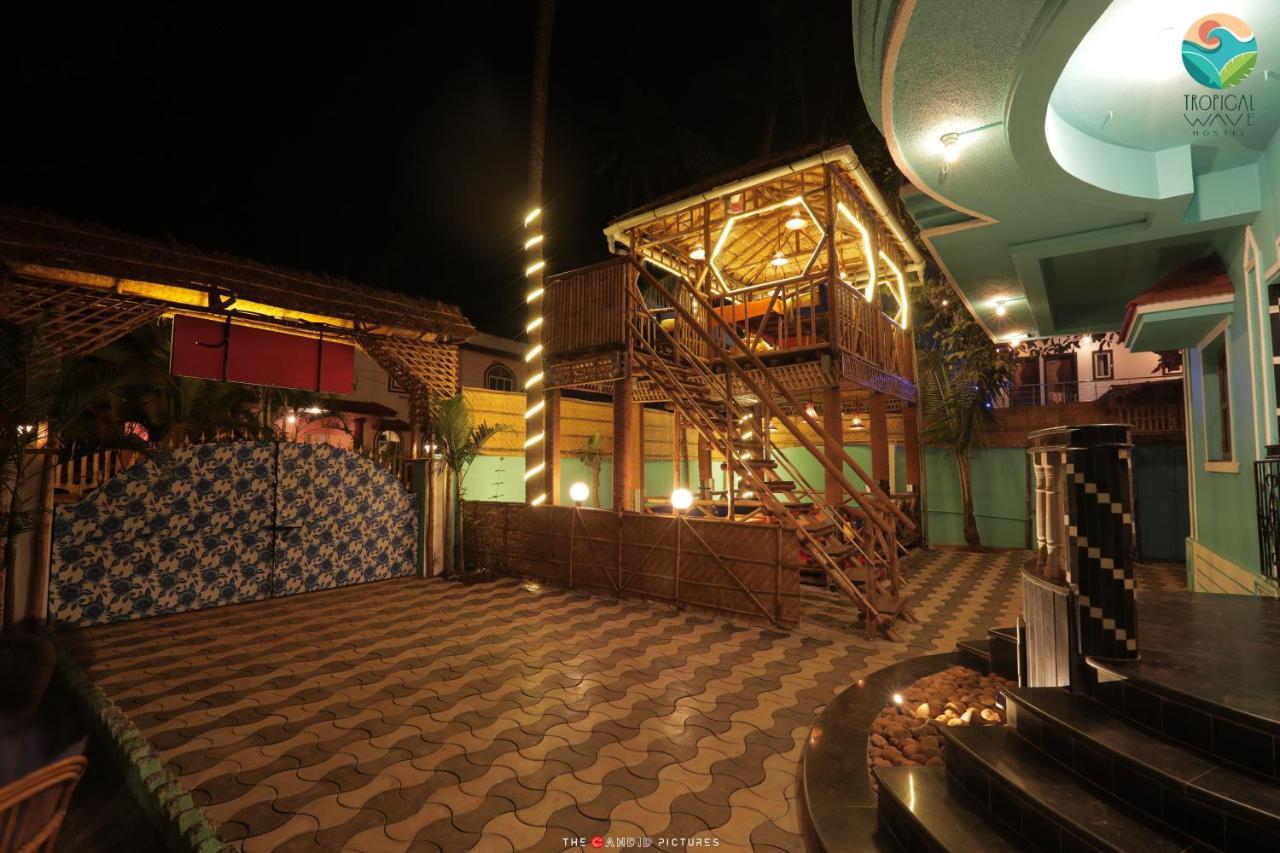 Tropical Wave Hostel Morjim Goa Exteriör bild