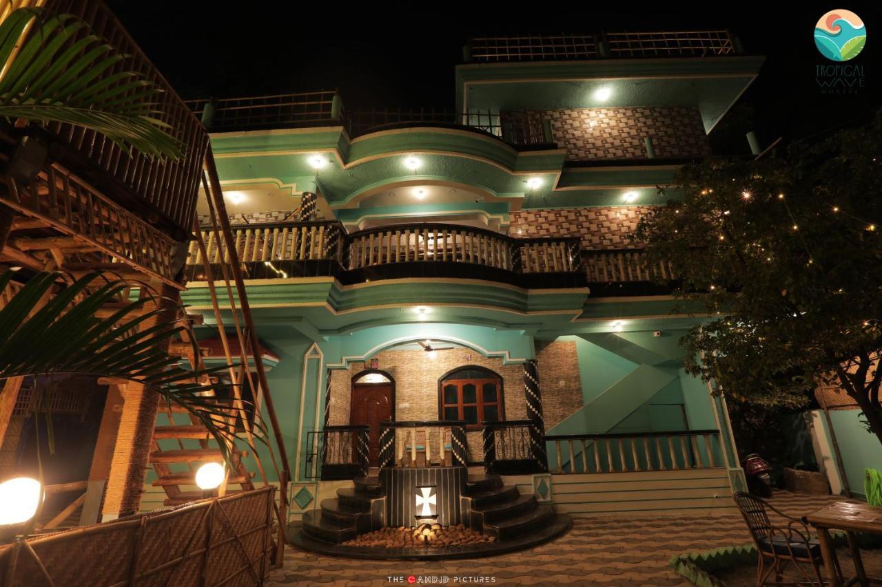 Tropical Wave Hostel Morjim Goa Exteriör bild