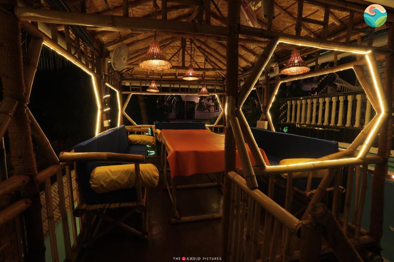 Tropical Wave Hostel Morjim Goa Exteriör bild