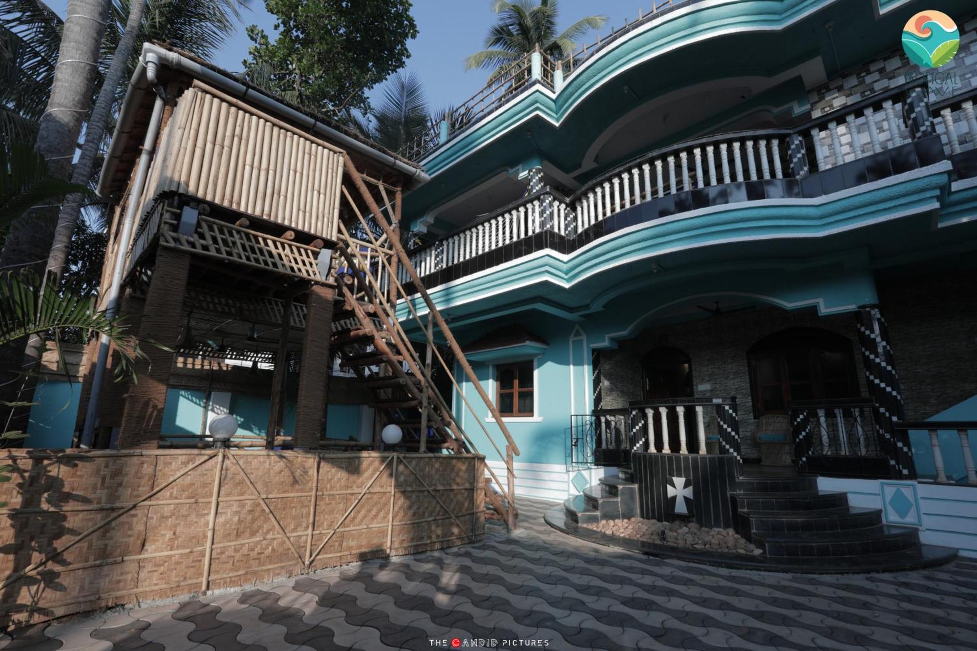 Tropical Wave Hostel Morjim Goa Exteriör bild