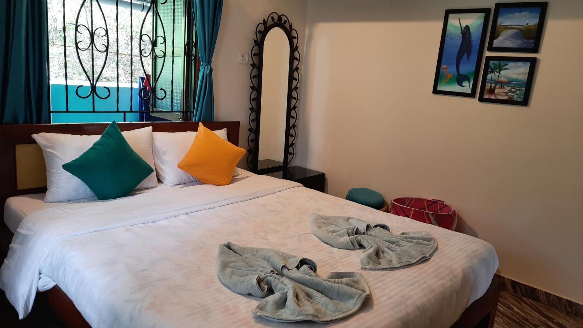 Tropical Wave Hostel Morjim Goa Exteriör bild