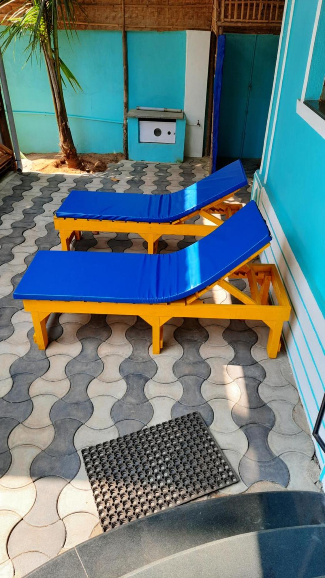 Tropical Wave Hostel Morjim Goa Exteriör bild