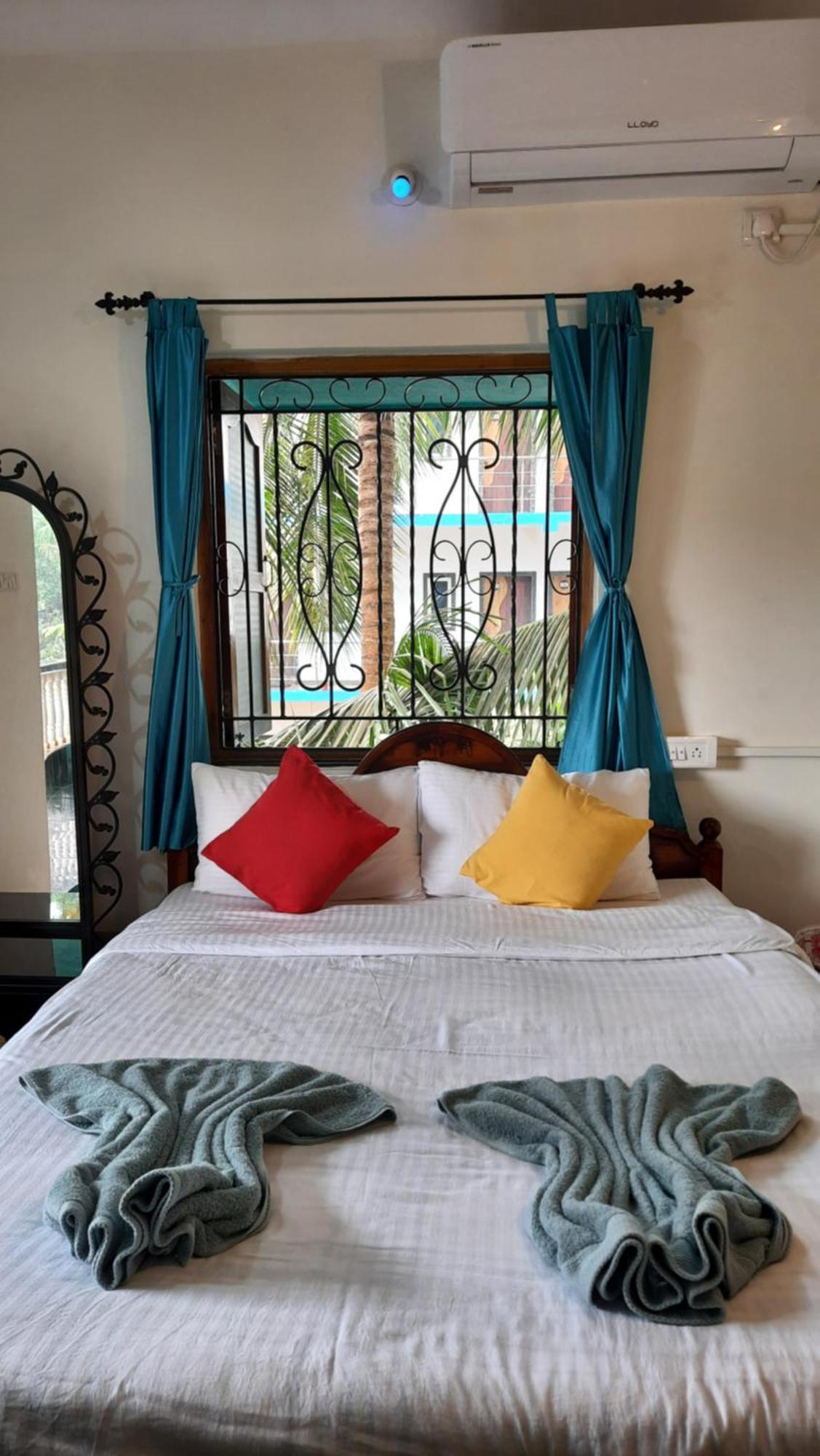 Tropical Wave Hostel Morjim Goa Exteriör bild