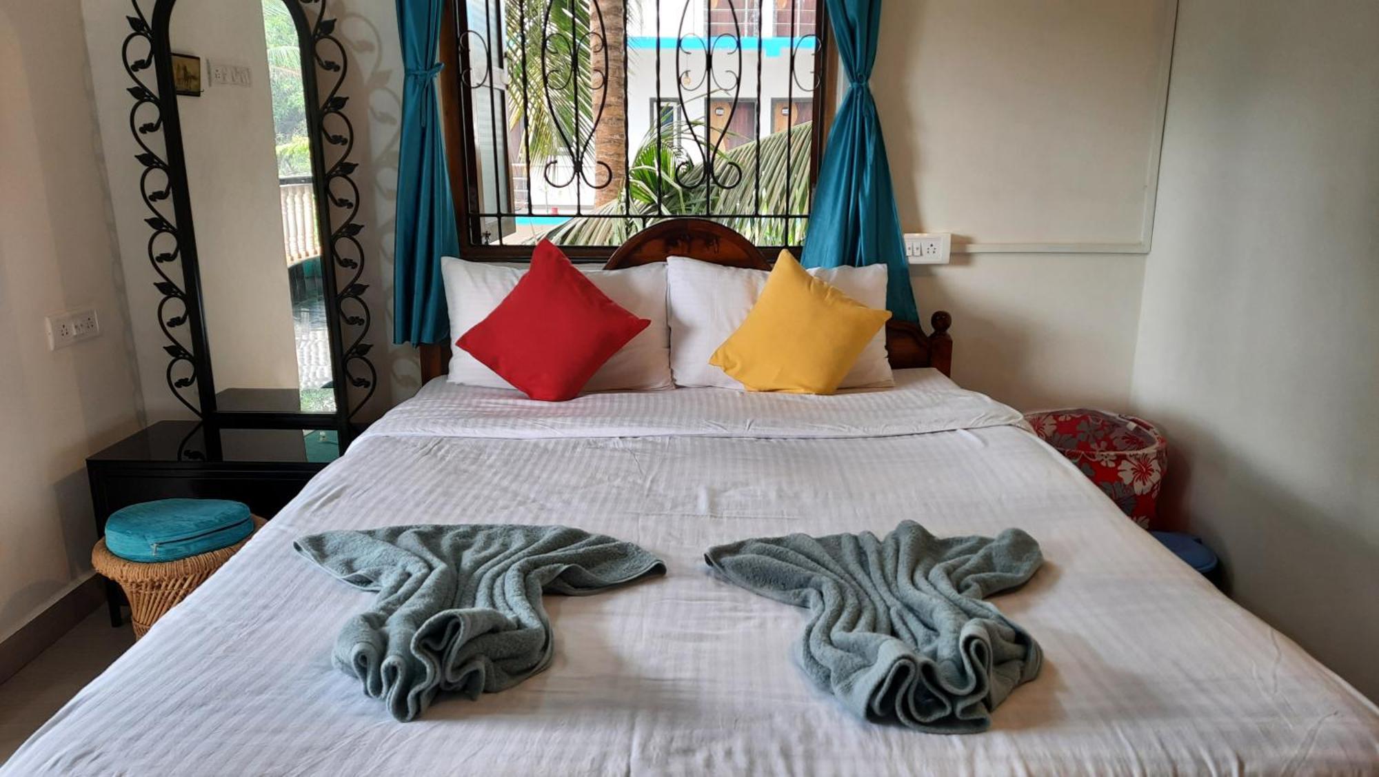 Tropical Wave Hostel Morjim Goa Exteriör bild