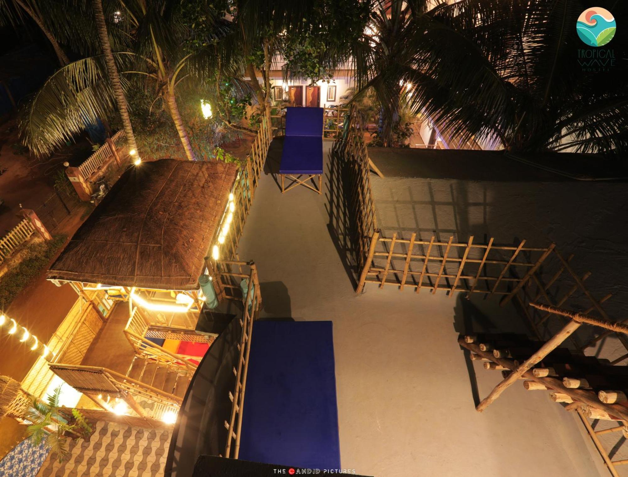Tropical Wave Hostel Morjim Goa Exteriör bild